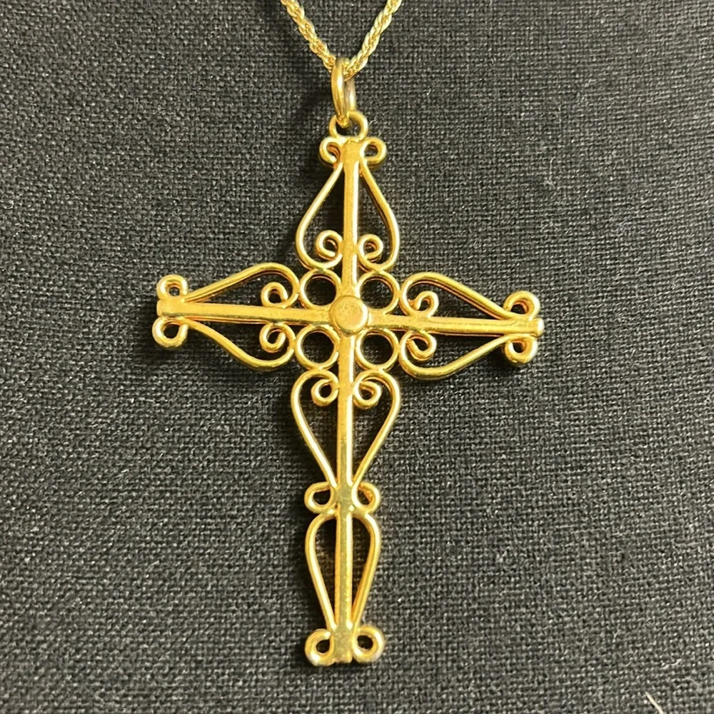 Necklace Elegant Gold Cross Pendant Necklace, 18” Excellent Condition